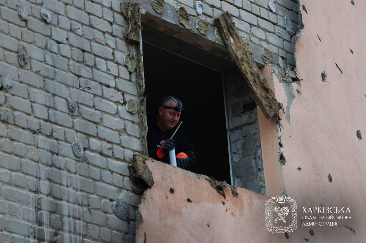 Ворог вдарив безпілотником по багатоповерхівці в Харківській області